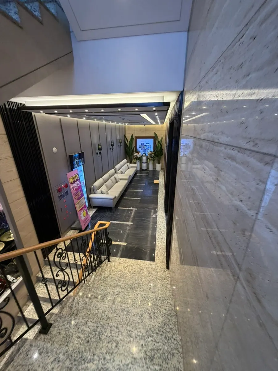 Lobby of Su Noraebang Mia Branch with shoe racks