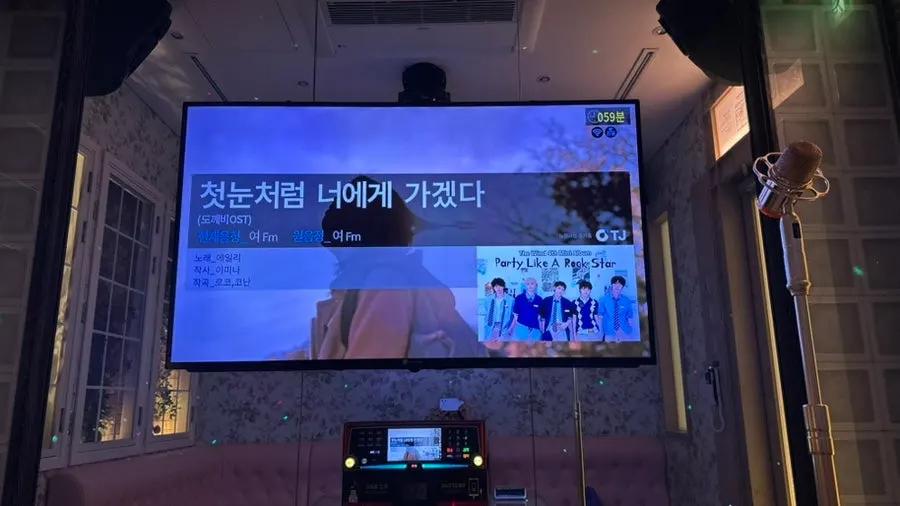 조명이 켜진 노래방 화면과 스피커