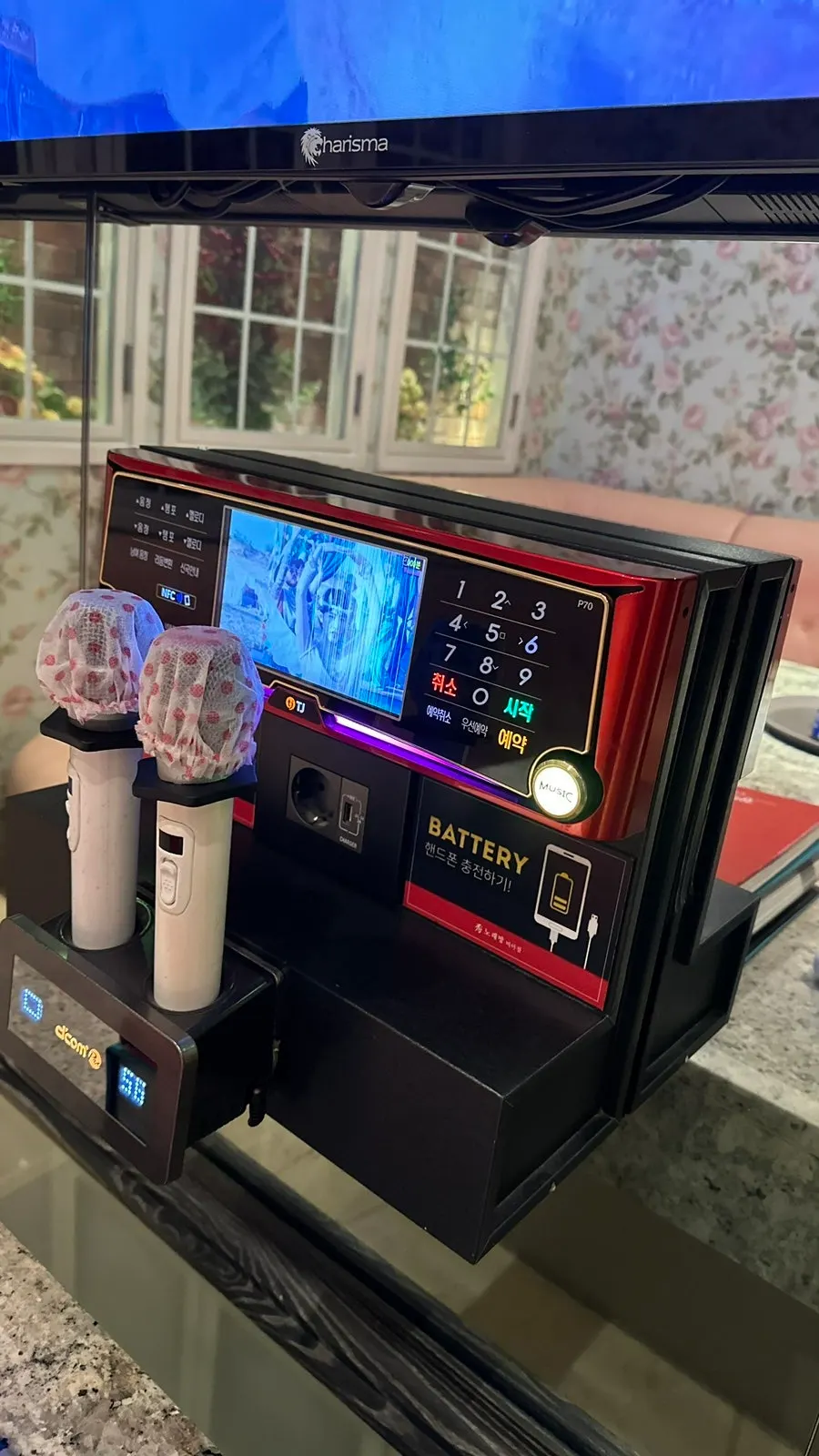 룸에 놓인 기다란 마이크
