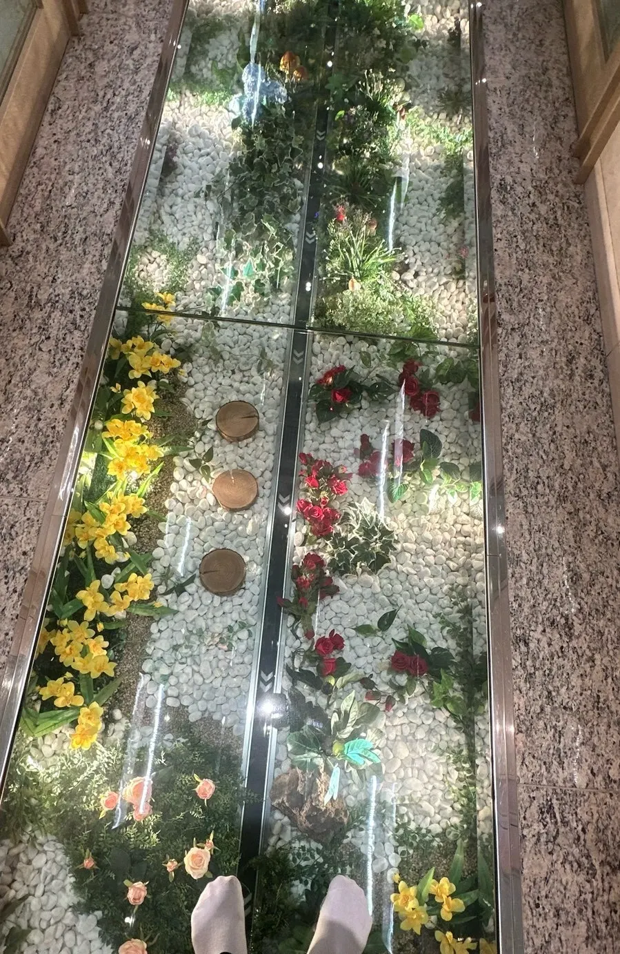 화려하게 꾸며진 수노래방 미아점 내부