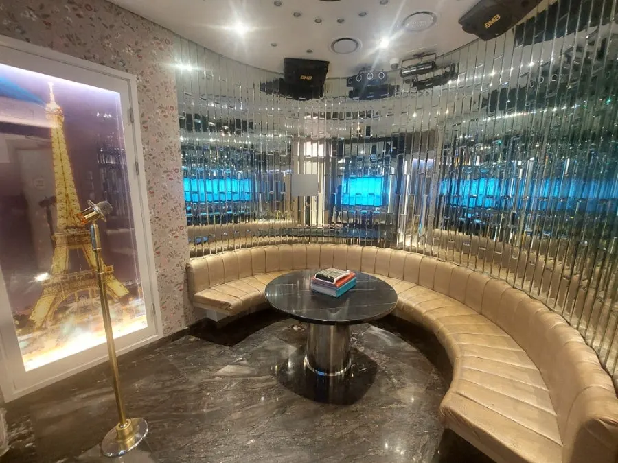Microphone and sound equipment in the Gold Room