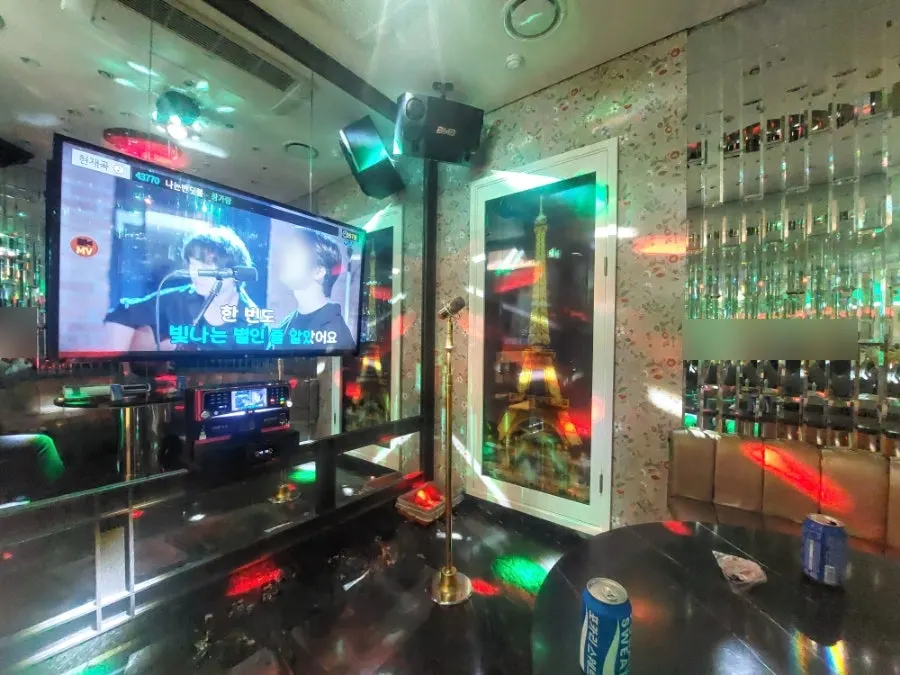 Scene inside the Gold Room while singing