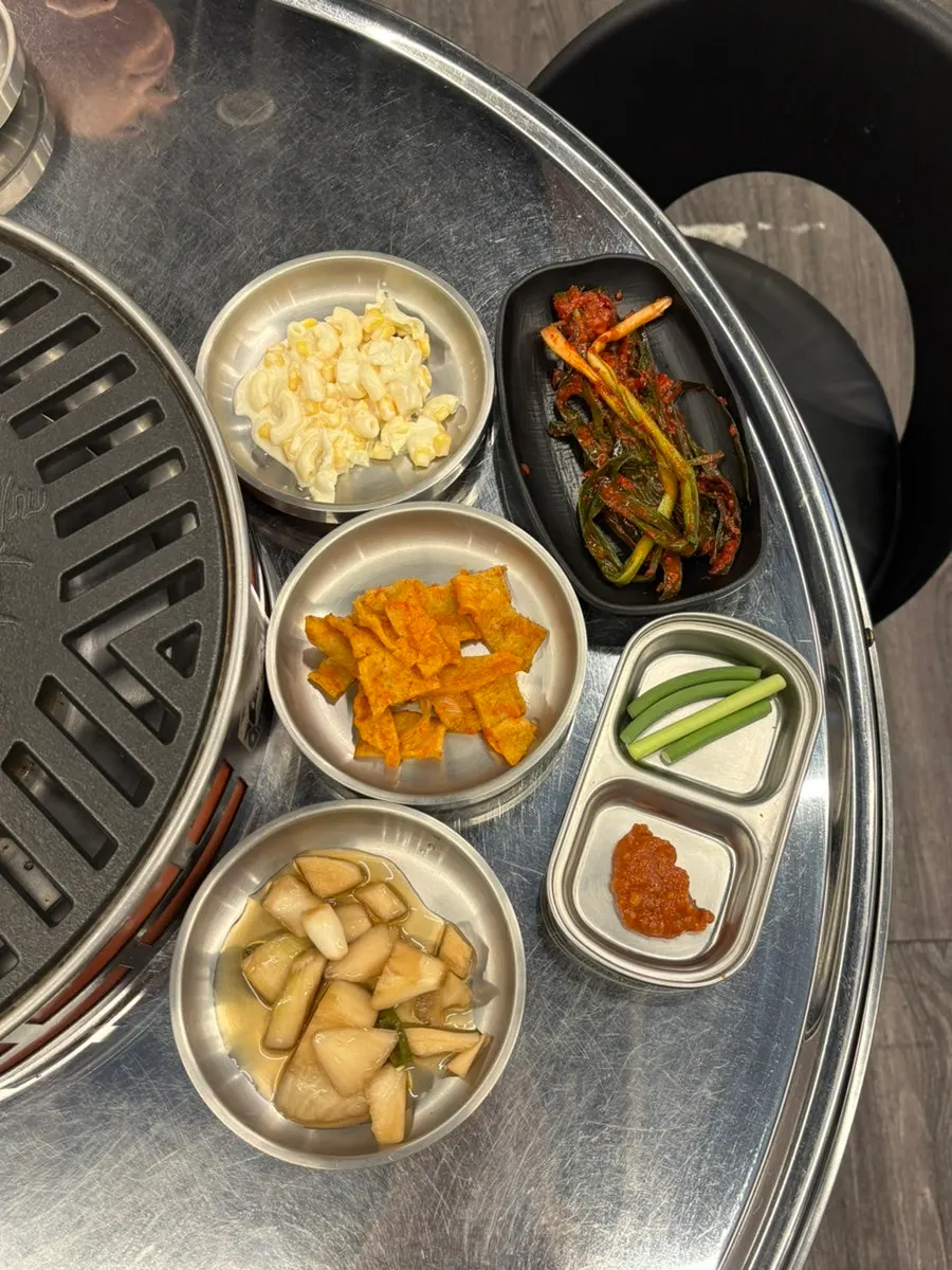 양파지 어묵볶음 콘옥수수 파김치 기본찬 한 상