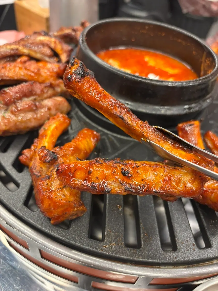 불판 위에서 익어가는 크레이지 쪽갈비