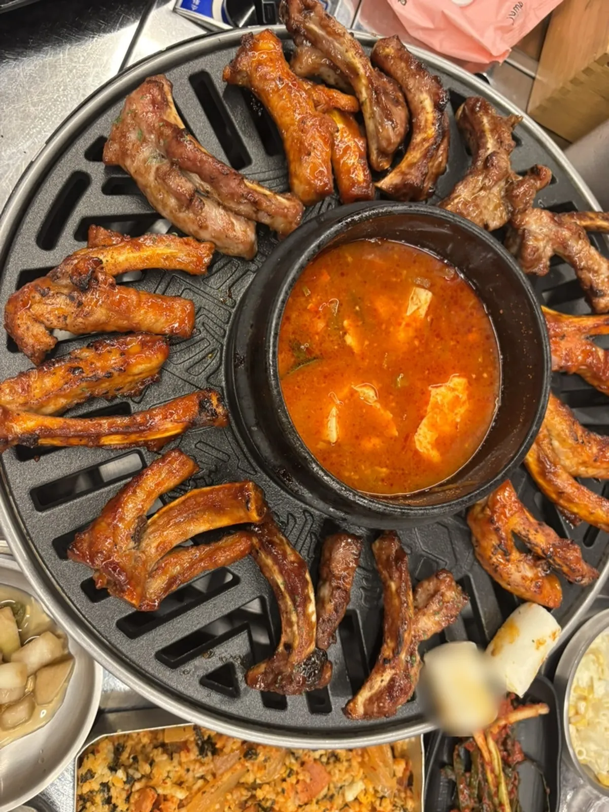 크레이지 쪽갈비와 바베큐 쪽갈비를 함께 올린 불판