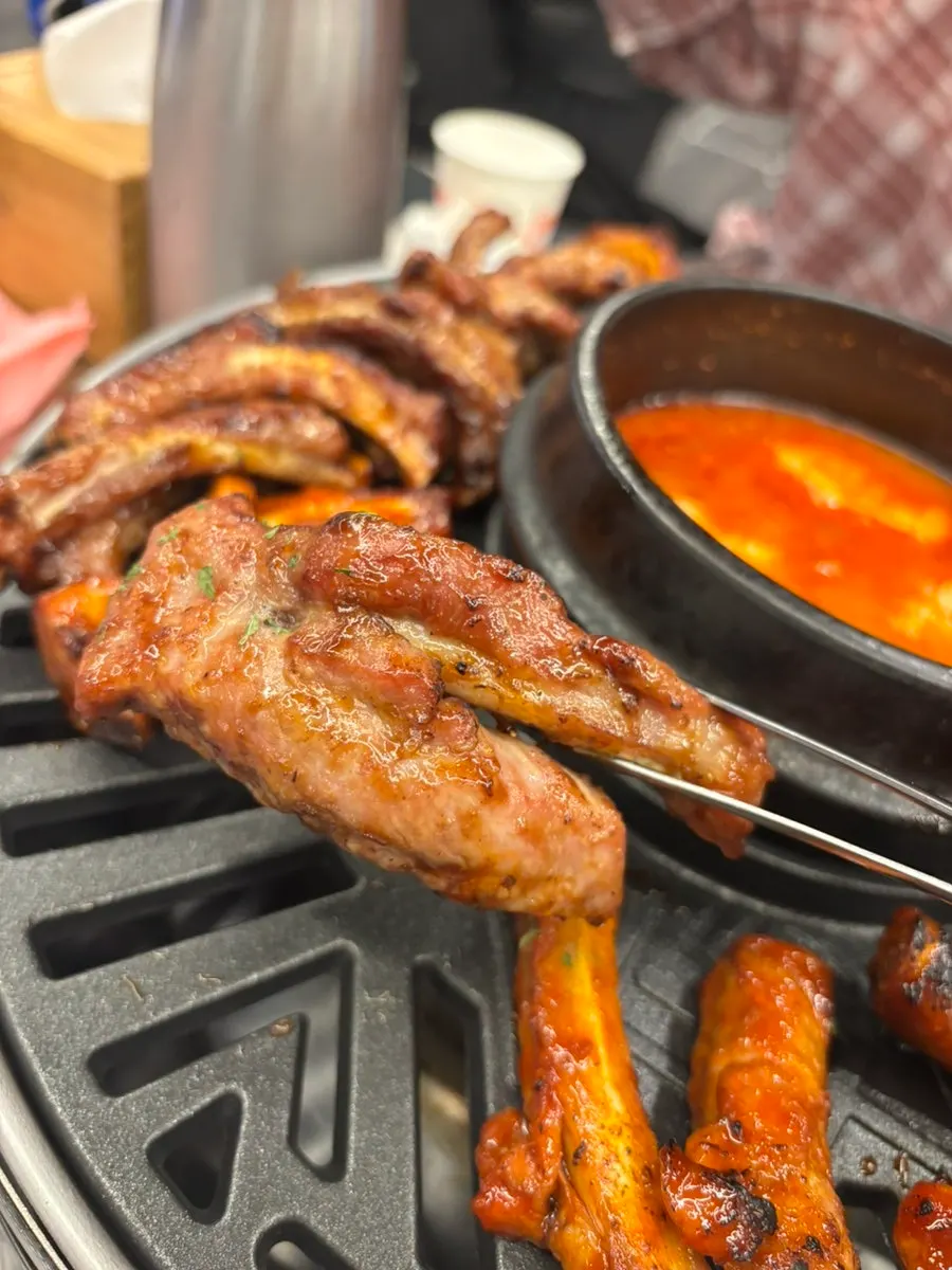 윤기 나는 양념의 바베큐 쪽갈비