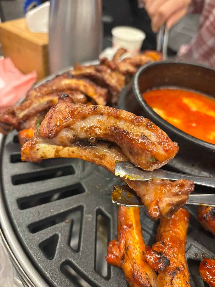달콤한 바베큐 쪽갈비 한 접시