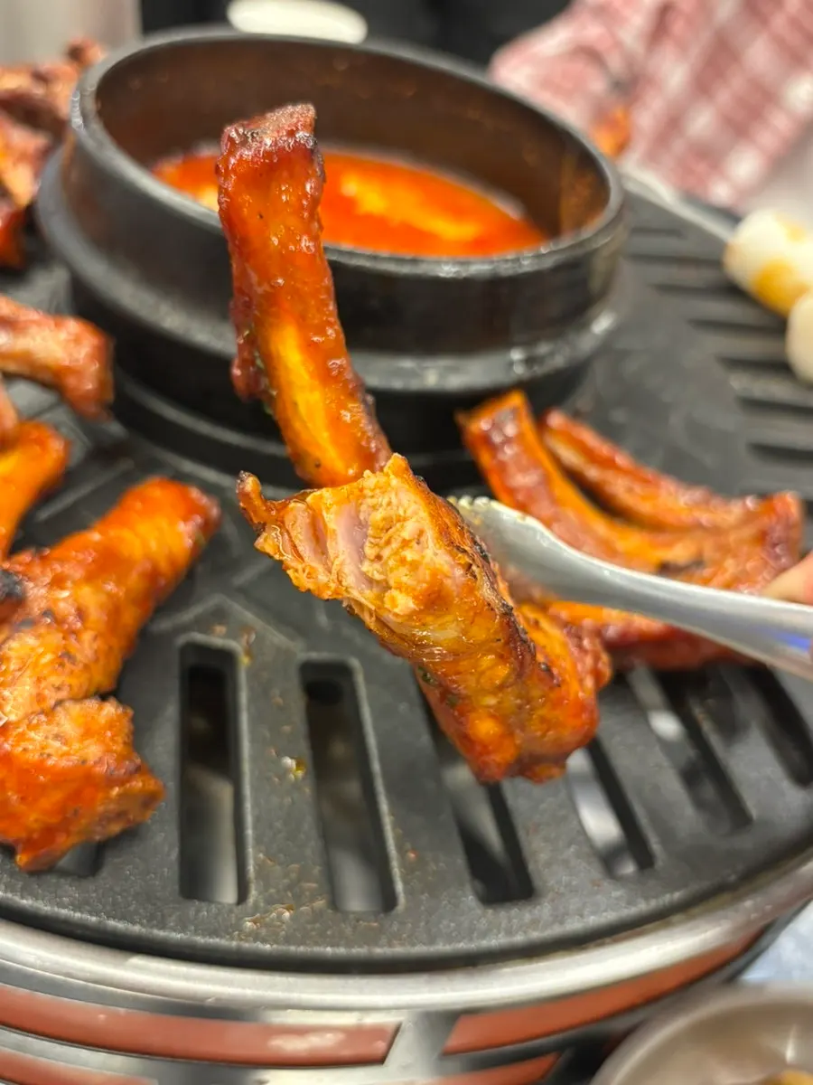 부드럽게 잘린 바베큐 쪽갈비 고기 단면