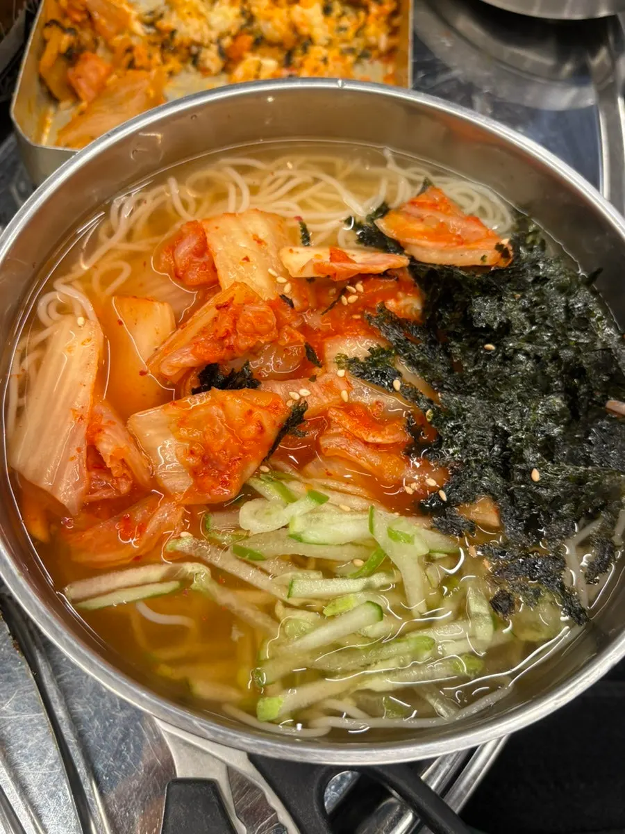 새콤한 김치 육수의 김치말이국수