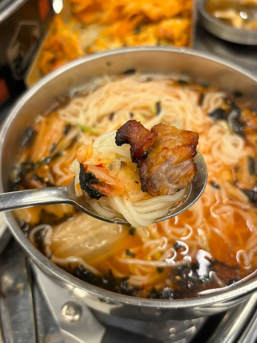 쫄깃한 면을 건져 올린 김치말이국수