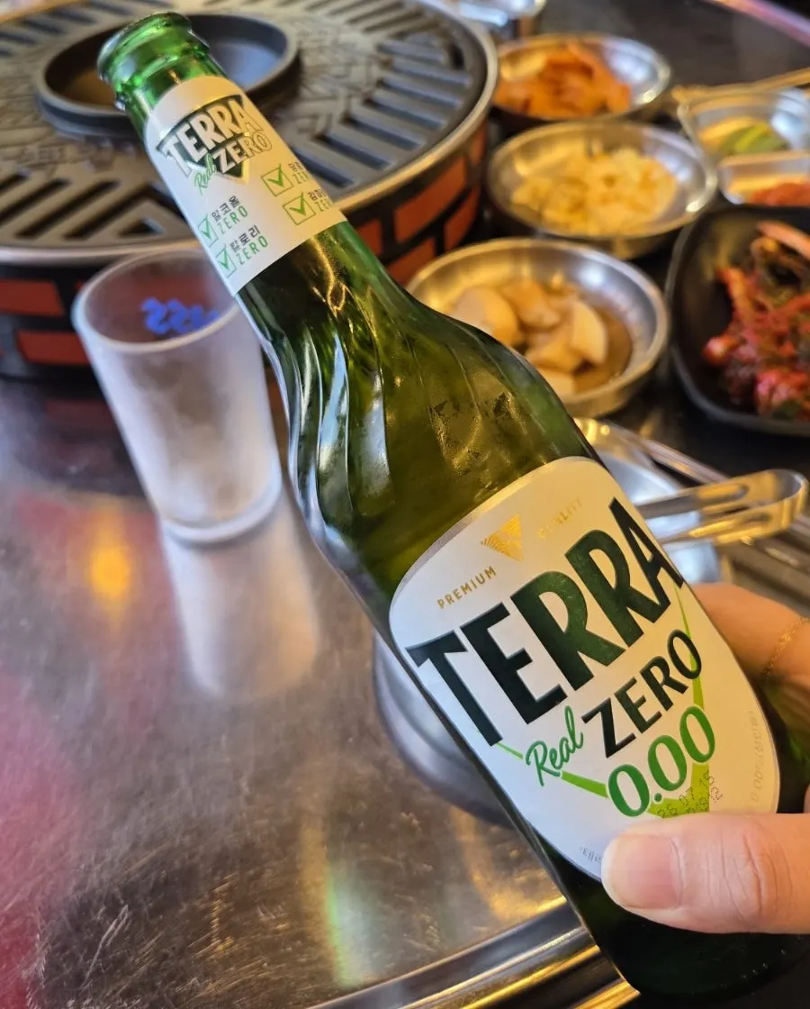 Soju-beer poured into the ice-filled glass