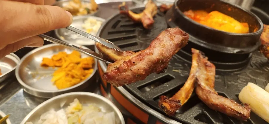 Salt jjokgalbi on the grill
