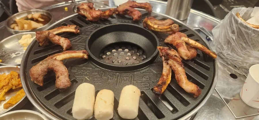 Garae-tteok rice cake grilled alongside the jjokgalbi