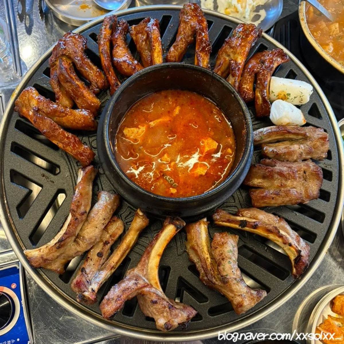 A plate of salt jjokgalbi, spicy jjokgalbi and rice cake