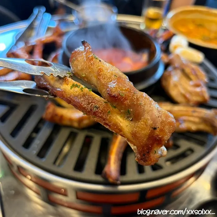 Pre-grilled jjokgalbi being finished on the grill plate