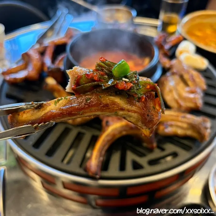 Well-grilled jjokgalbi with bone and meat separated