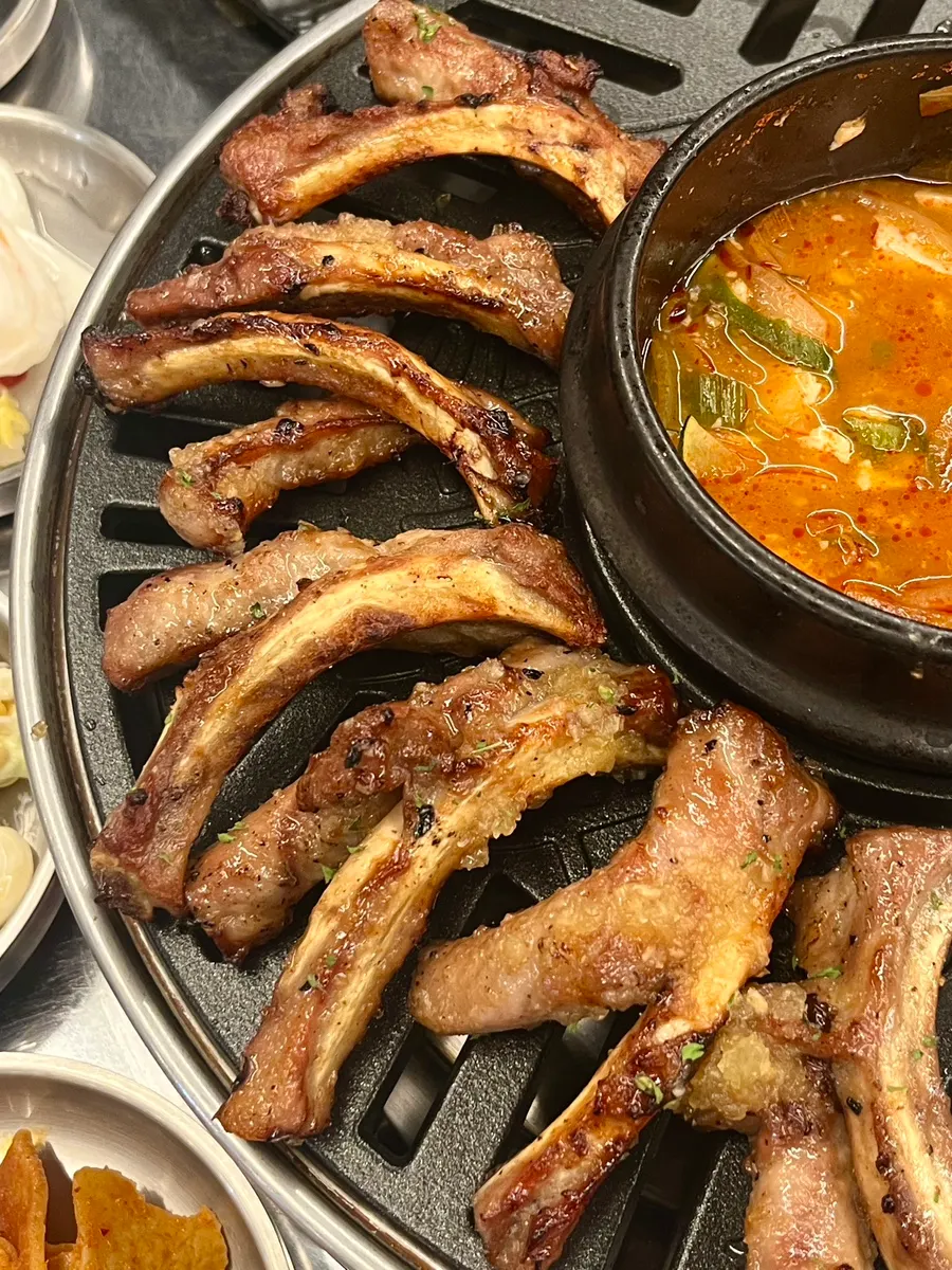 Jjokgalbi served with added cheese