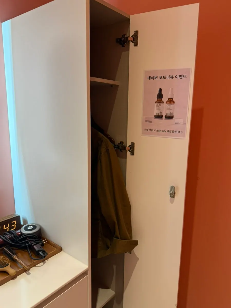 One-person changing room with storage for belongings