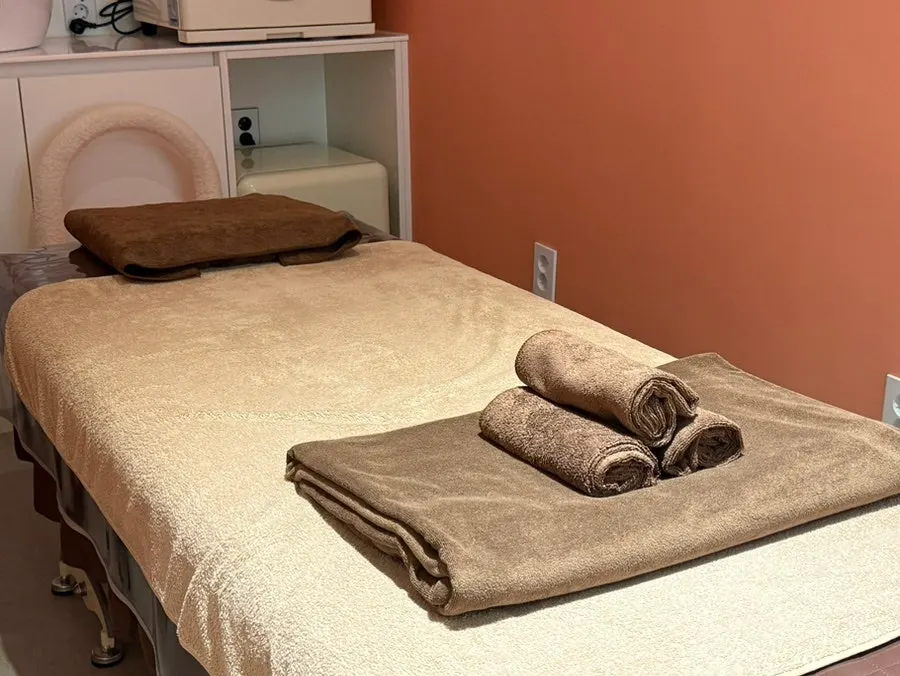 Massage bed where the 90-minute dry treatment took place