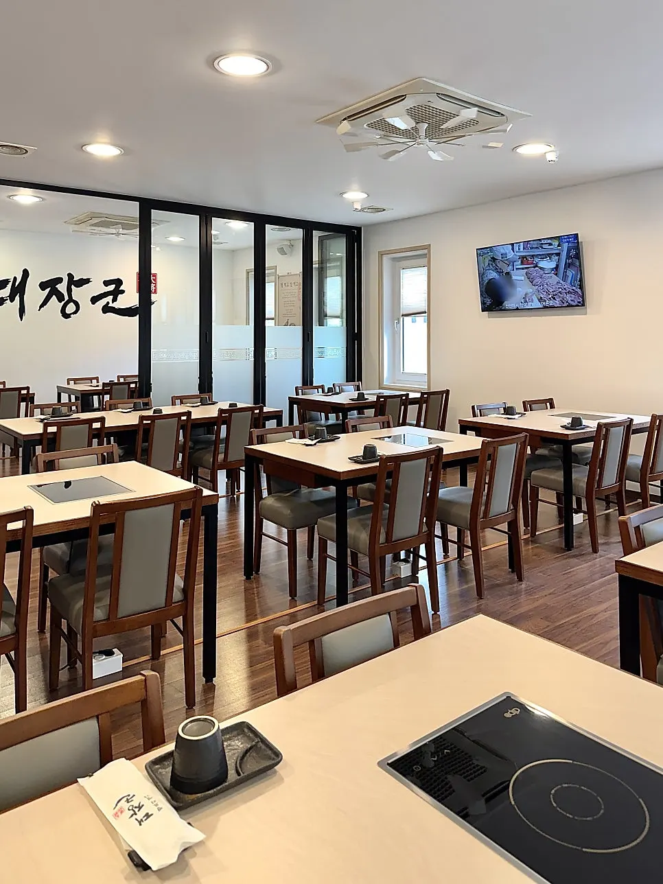 화이트와 우드톤으로 꾸며진 매장 내부