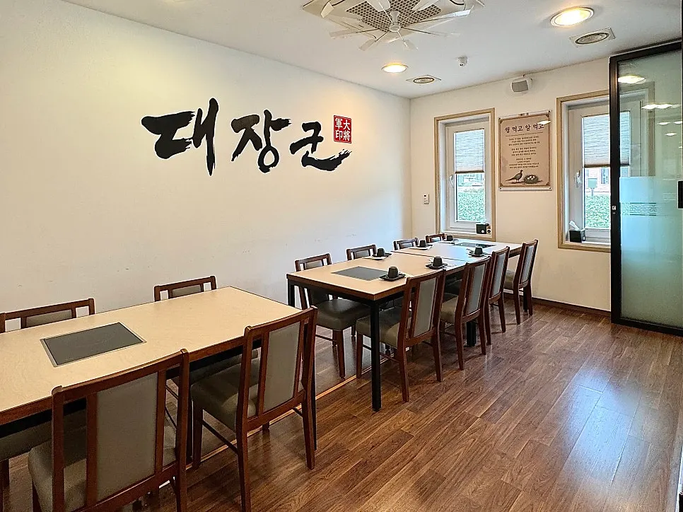 넓고 쾌적한 홀 좌석
