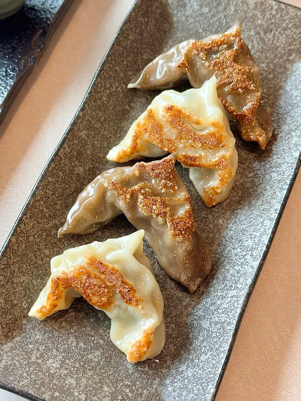 전복 내장 소스에 찍은 전복 한 점