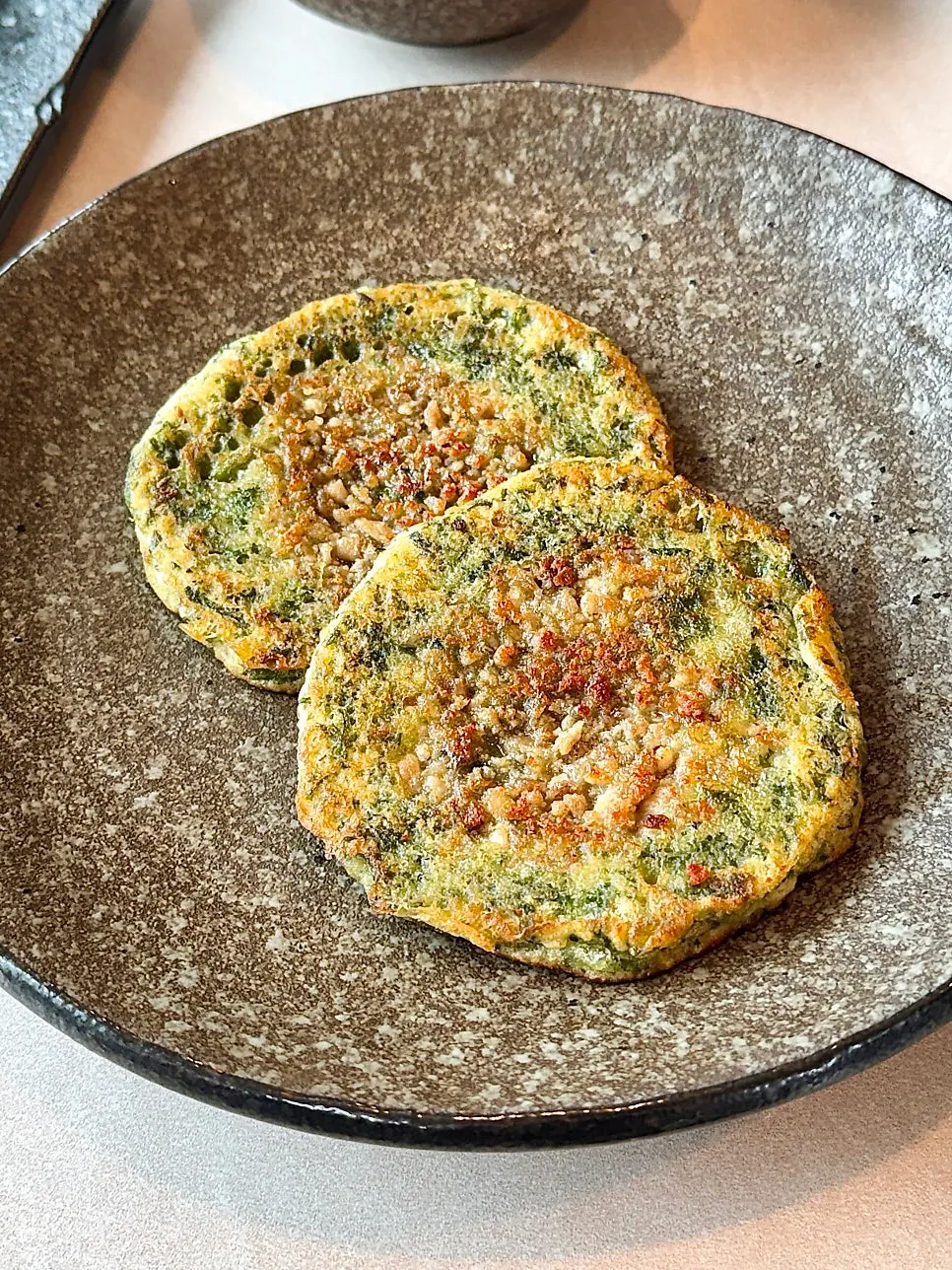 노릇하게 구운 황후 꿩만두
