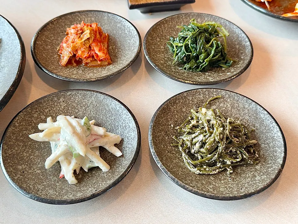 꿩고기 고명이 올라간 꿩 산나물 전