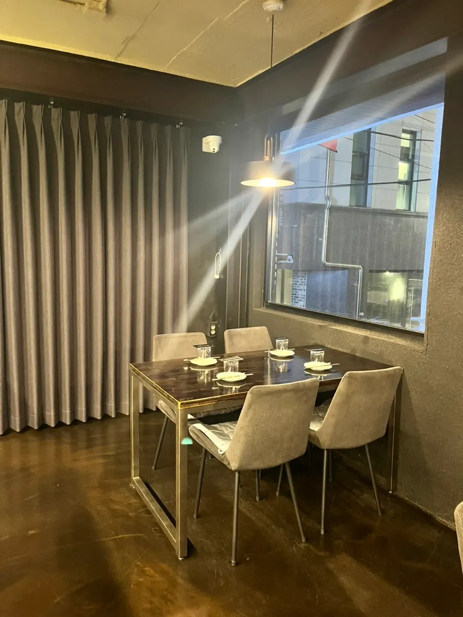 은은한 조명의 이자카야 내부 전경