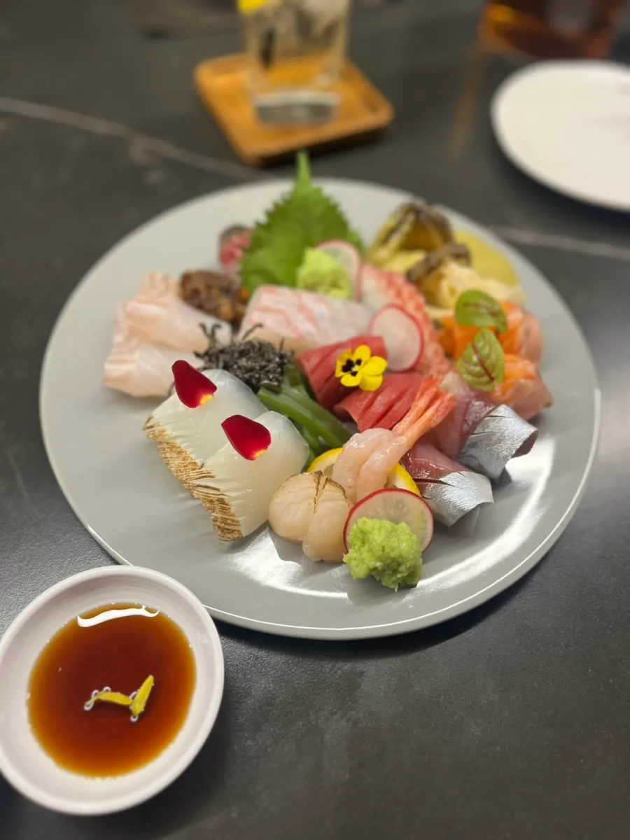 오픈키친에서 재료를 준비하는 모습