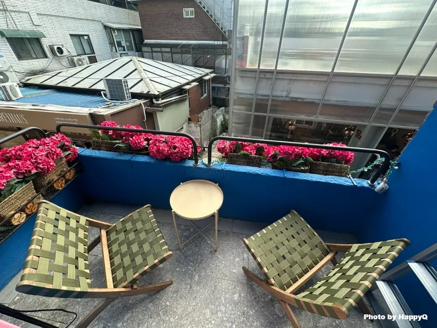 Sugar Hill terrace overlooking Sinheung Market