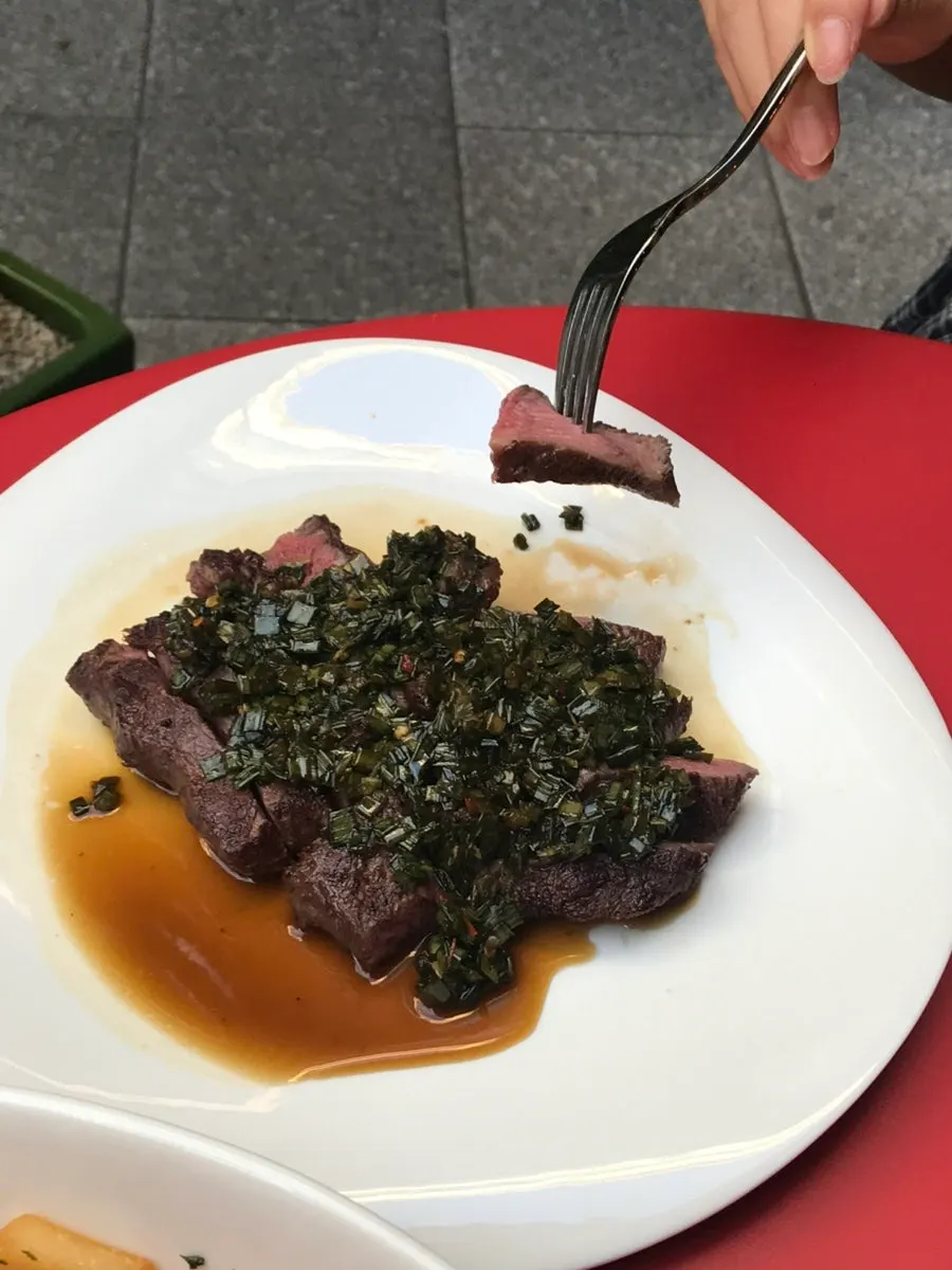 칵테일과 스테이크가 함께 놓인 테이블