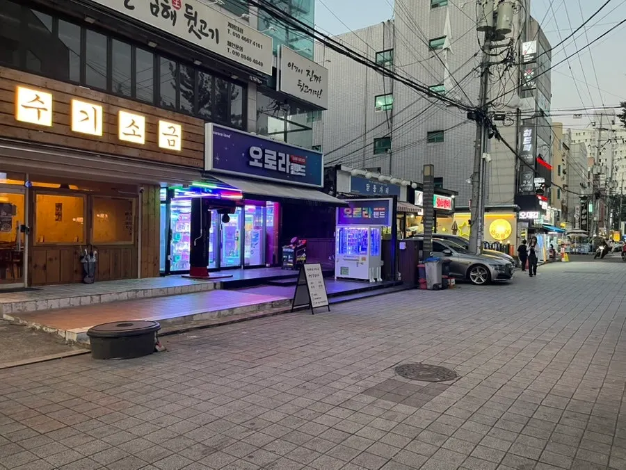 Street view in front of the restaurant near Keimyung University's east gate