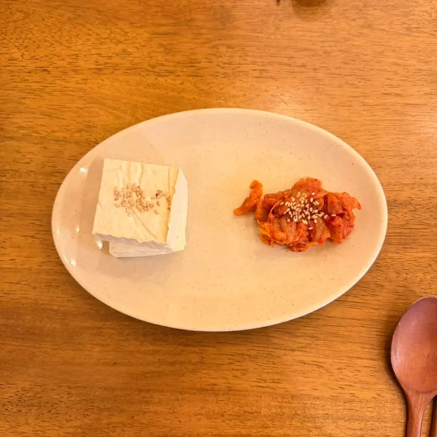 기본 안주 두부와 김치