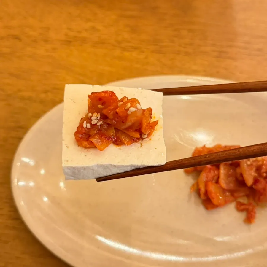 정갈한 그릇에 담긴 두부김치