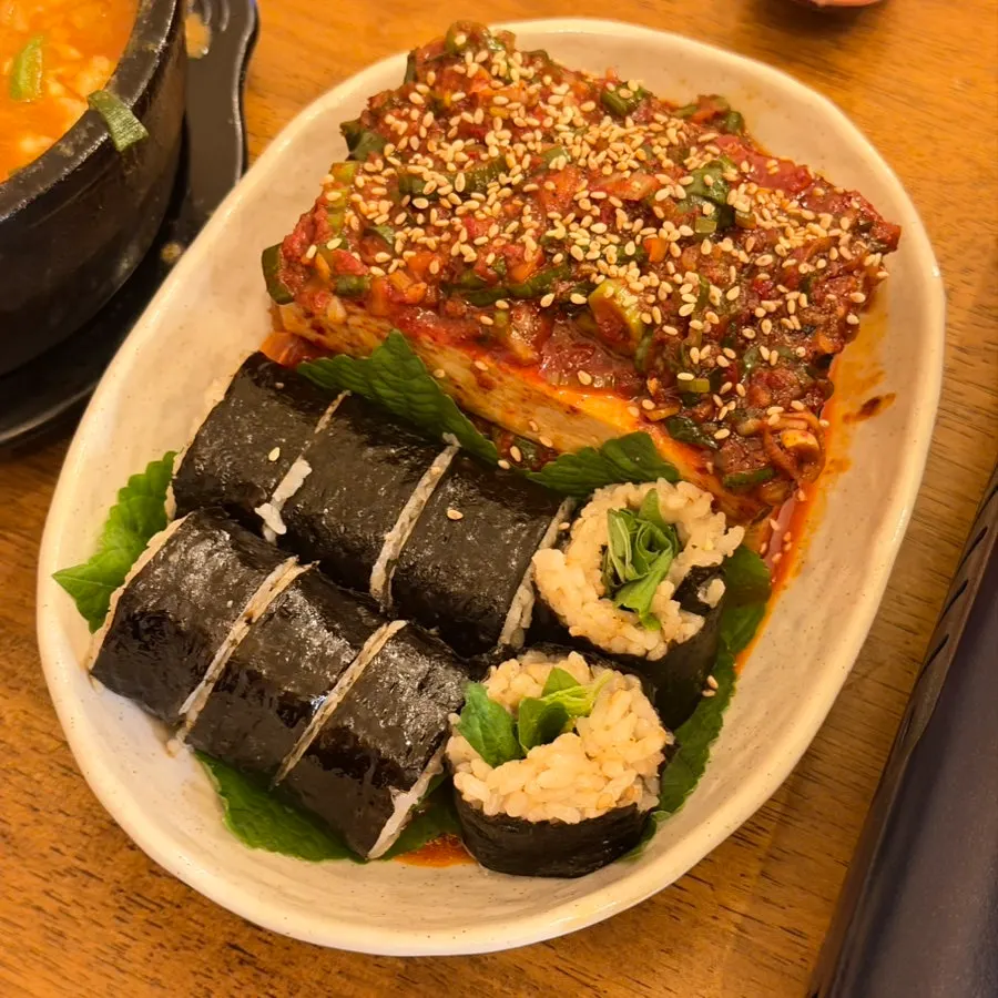 깻잎을 넣은 수기밥 김밥 한 상
