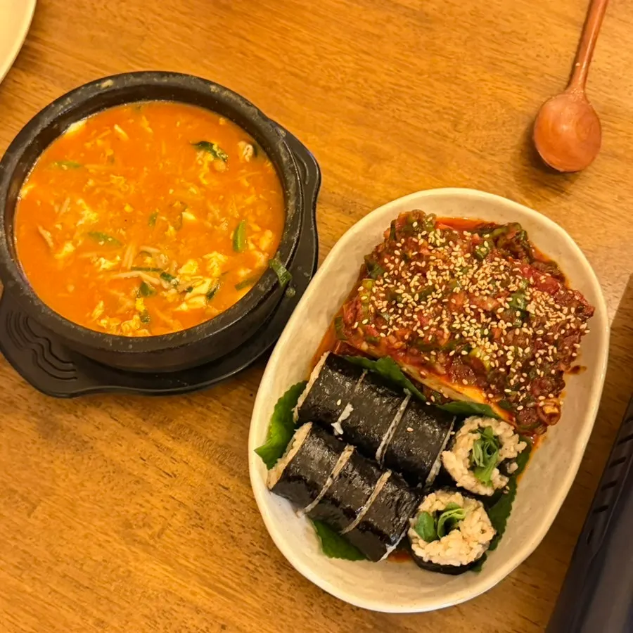 수기밥 위에 올린 두부조림과 다대기