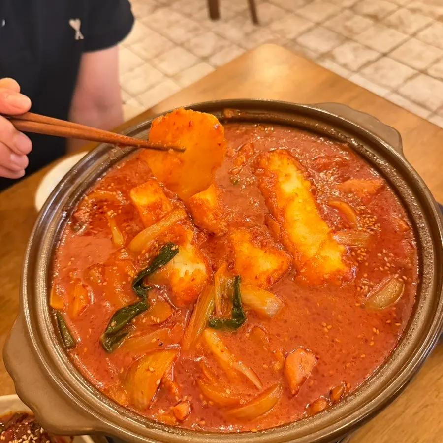 닭다리살과 채소가 들어간 닭도리탕