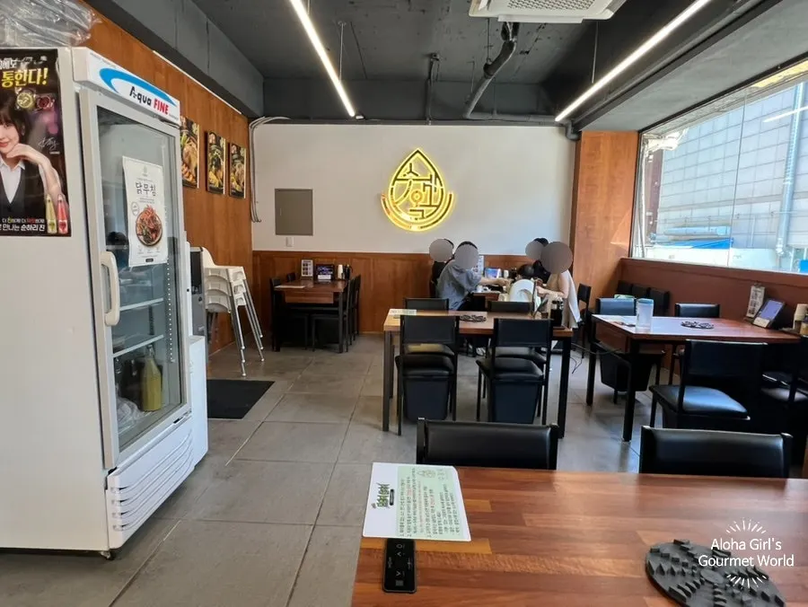 Interior seating at Sugyeokok Bundang Migeum during weekday lunch