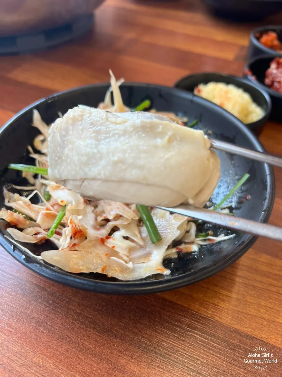 Chicken thigh meat paired with cabbage sauce