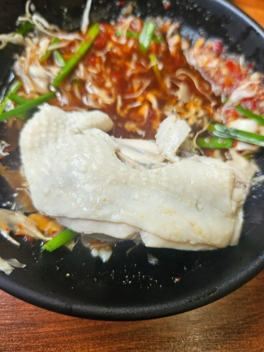 양배추와 소스를 곁들인 닭고기 한 점