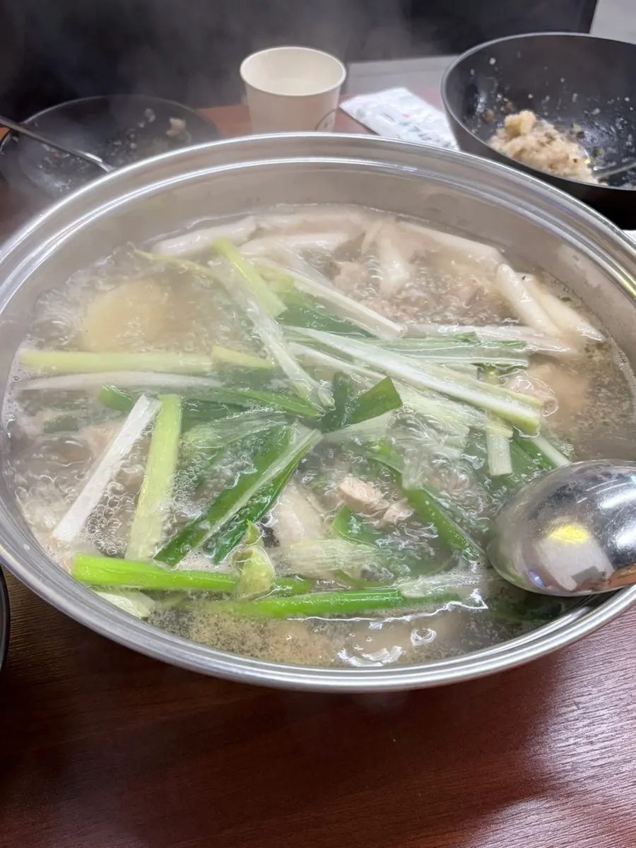 Sugyeokok's dak hanmari broth at a full boil