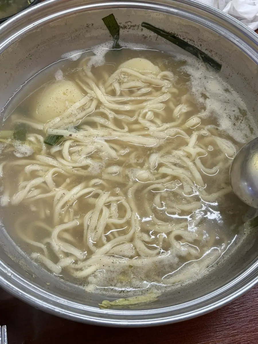 Noodles added into the dak hanmari broth