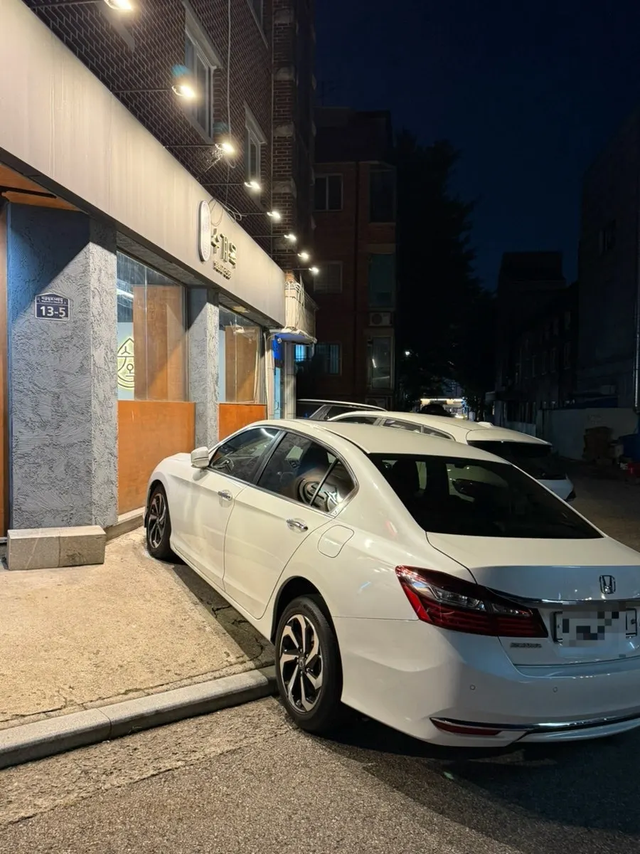 매장 앞 주차 공간이 있는 수계옥 미금본점 외관