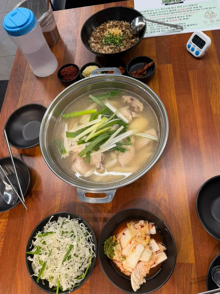 닭한마리와 닭목살누룽지죽, 밑반찬 상차림