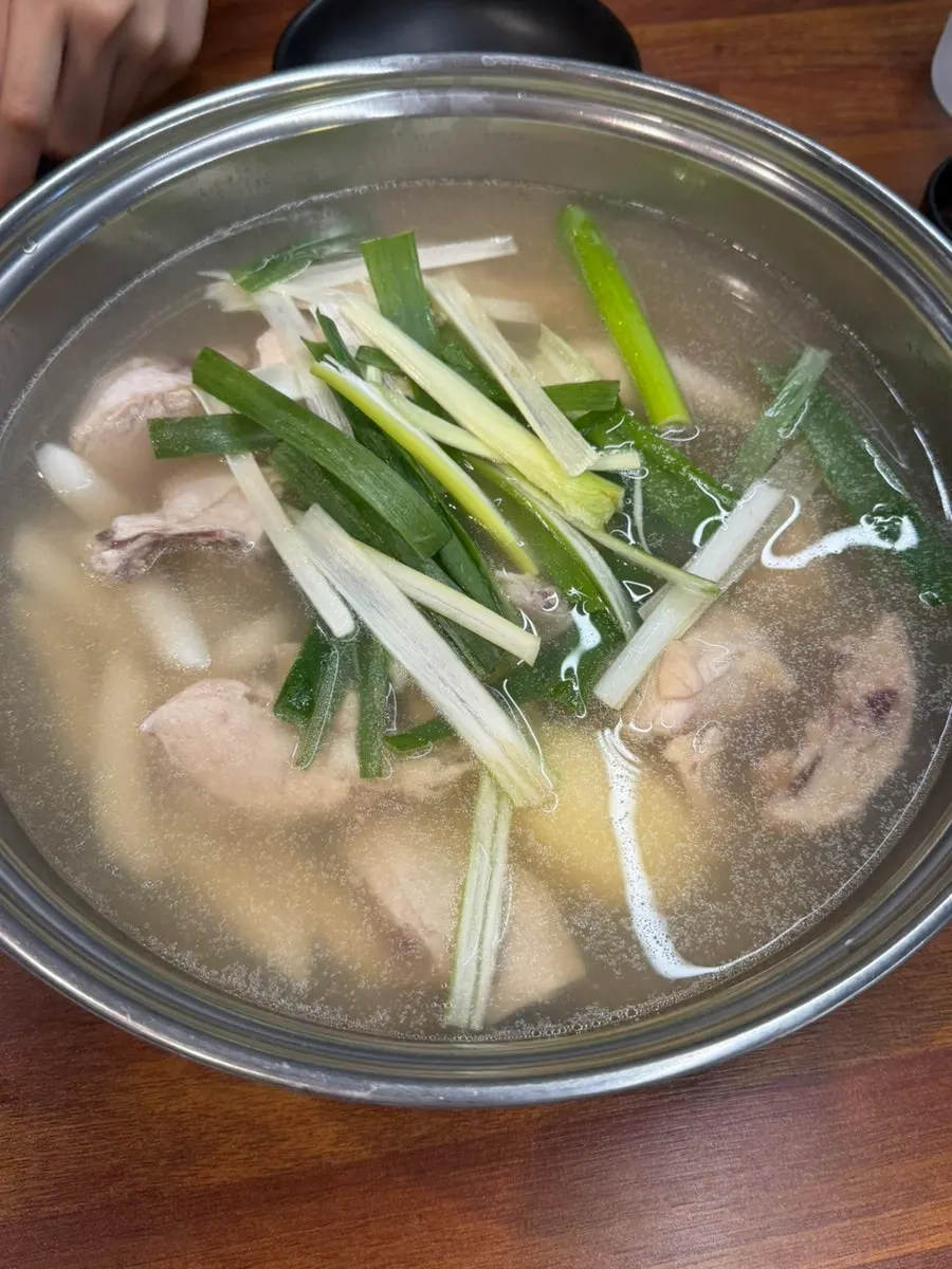 참기름을 올린 닭목살누룽지죽