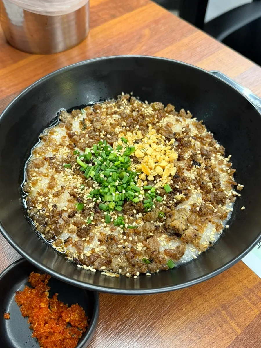 닭고기가 섞인 식전죽 한 그릇