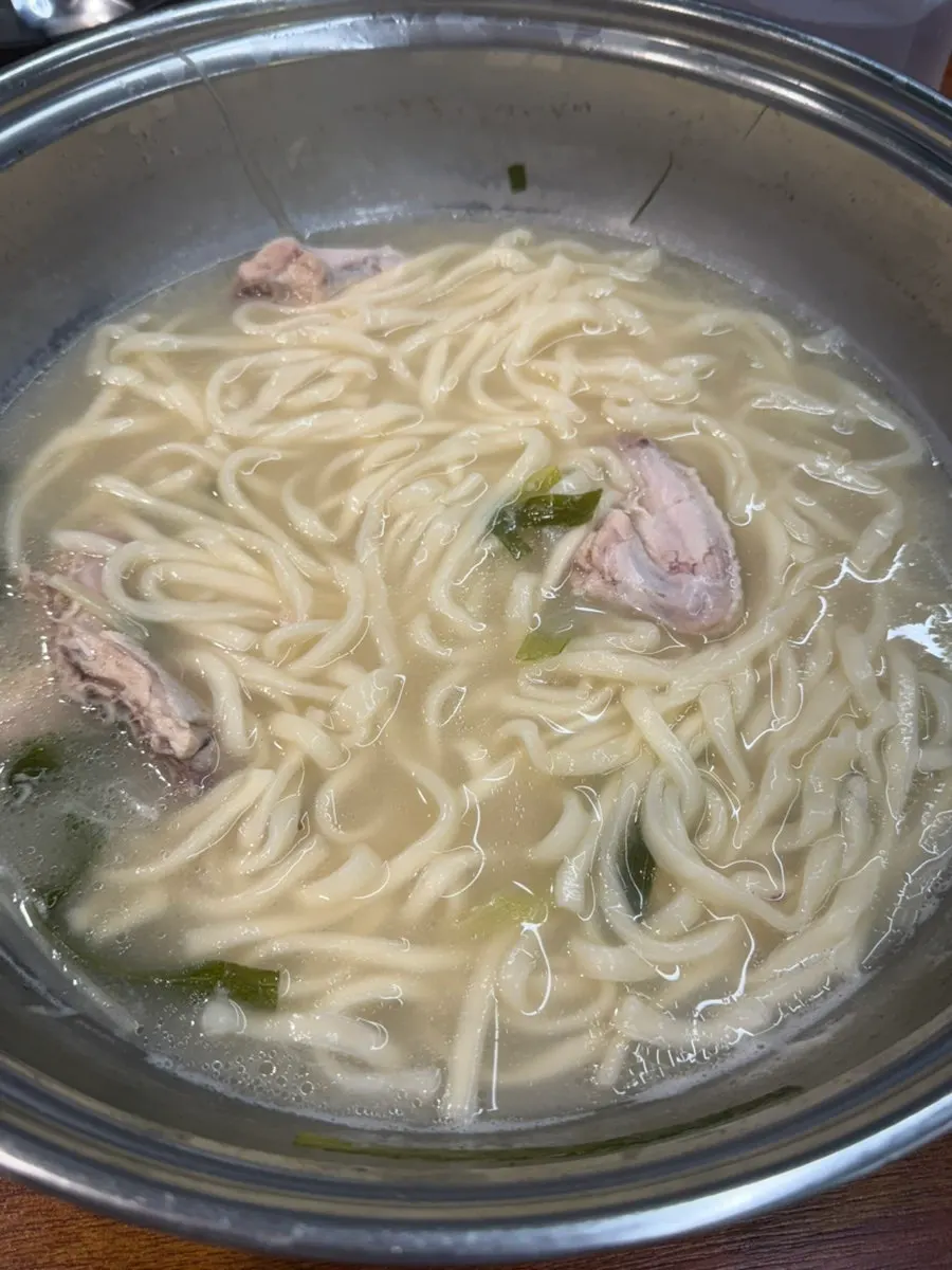 닭육수에 넣은 칼국수 사리