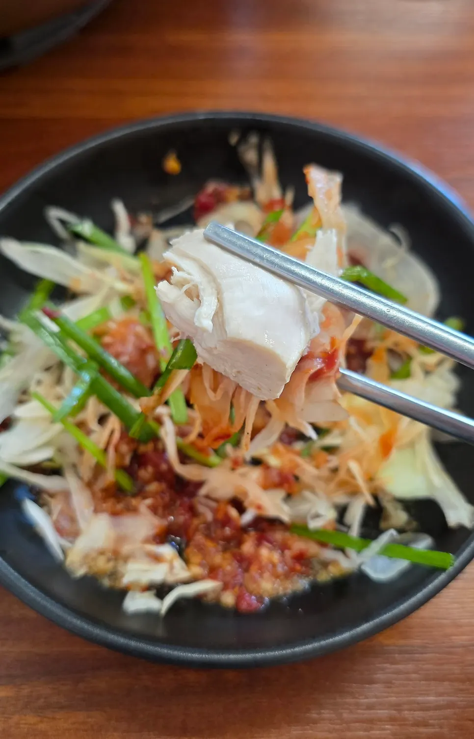 양념 소스에 찍은 닭한마리 닭가슴살
