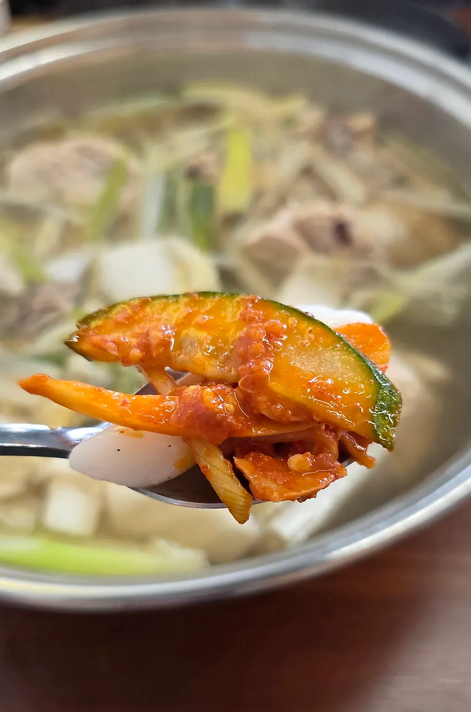 닭무침 양념과 함께 먹는 쫄깃한 떡